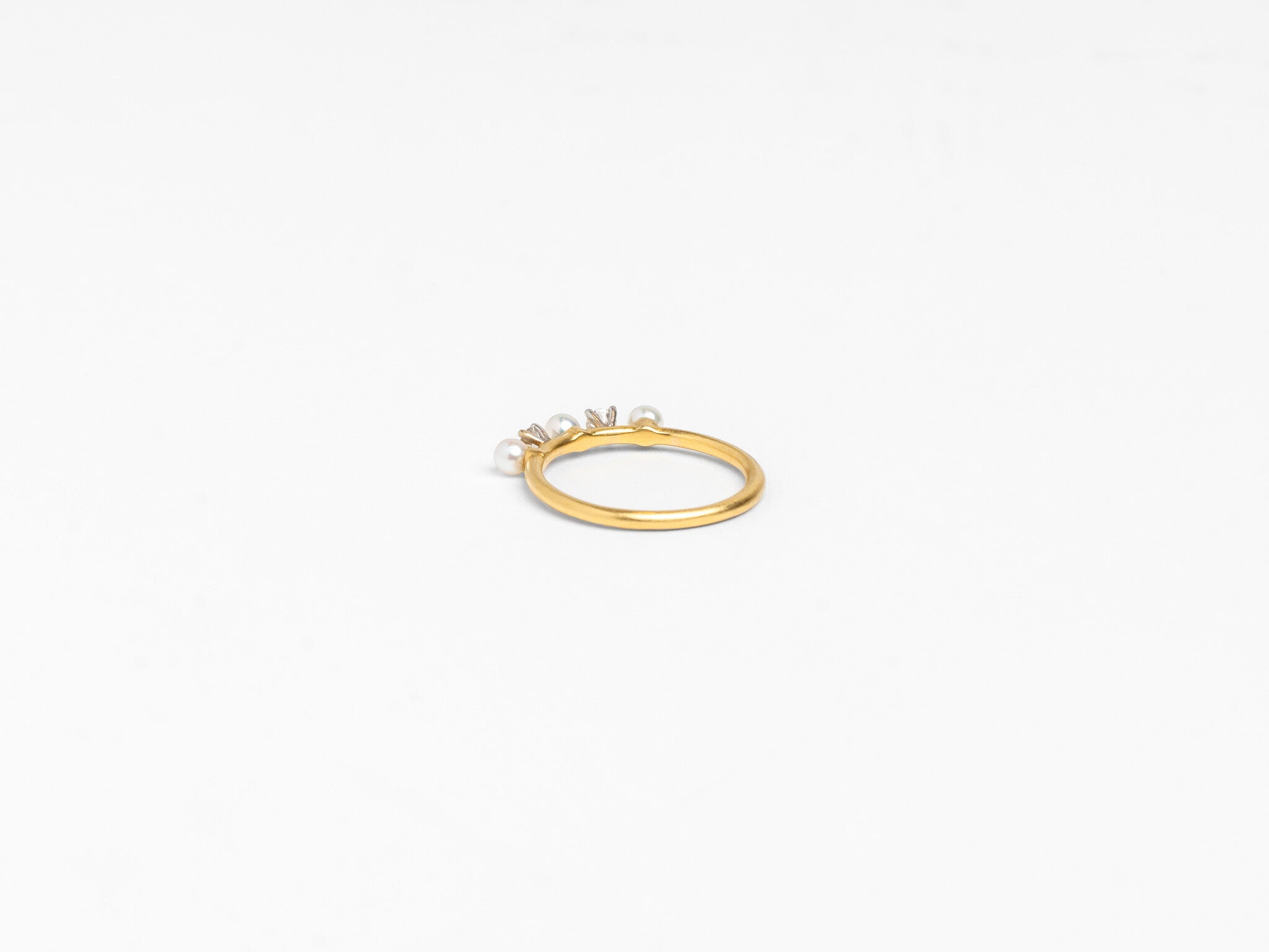 CLASSIC DIAMOND AND PEARL RING