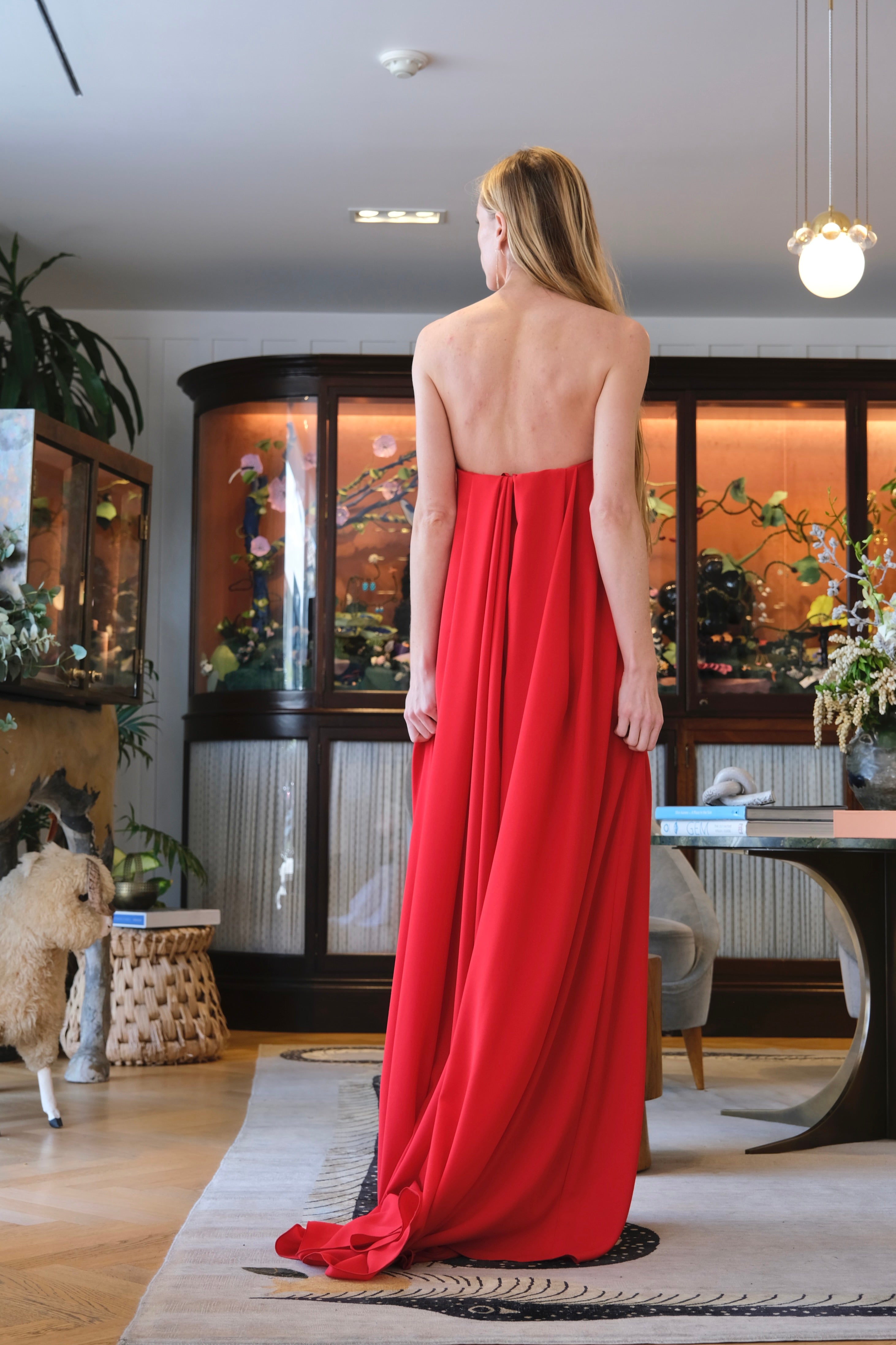 CAROLINA HERRERA | STRAPLESS CURVED NECK GOWN