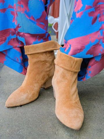 FORTE FORTE | SUEDE ANKLE BOOTS | Sand suede ankle boots | Rounded point toe | Foldover detail at the ankle | Tapered silhouette | Block heel | Composition: 100% Leather | Made in Italy