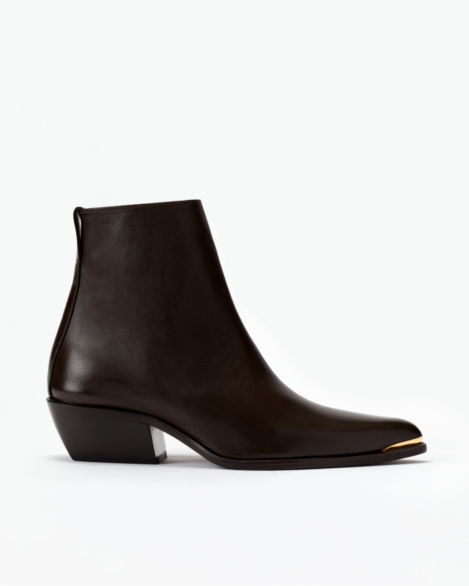 LE SEUL | MEADOW BROWN ANKLE BOOT | Dark brown | Calf skin leather |
Pointed toe with metal accent | Zipper closure | Made in Italy