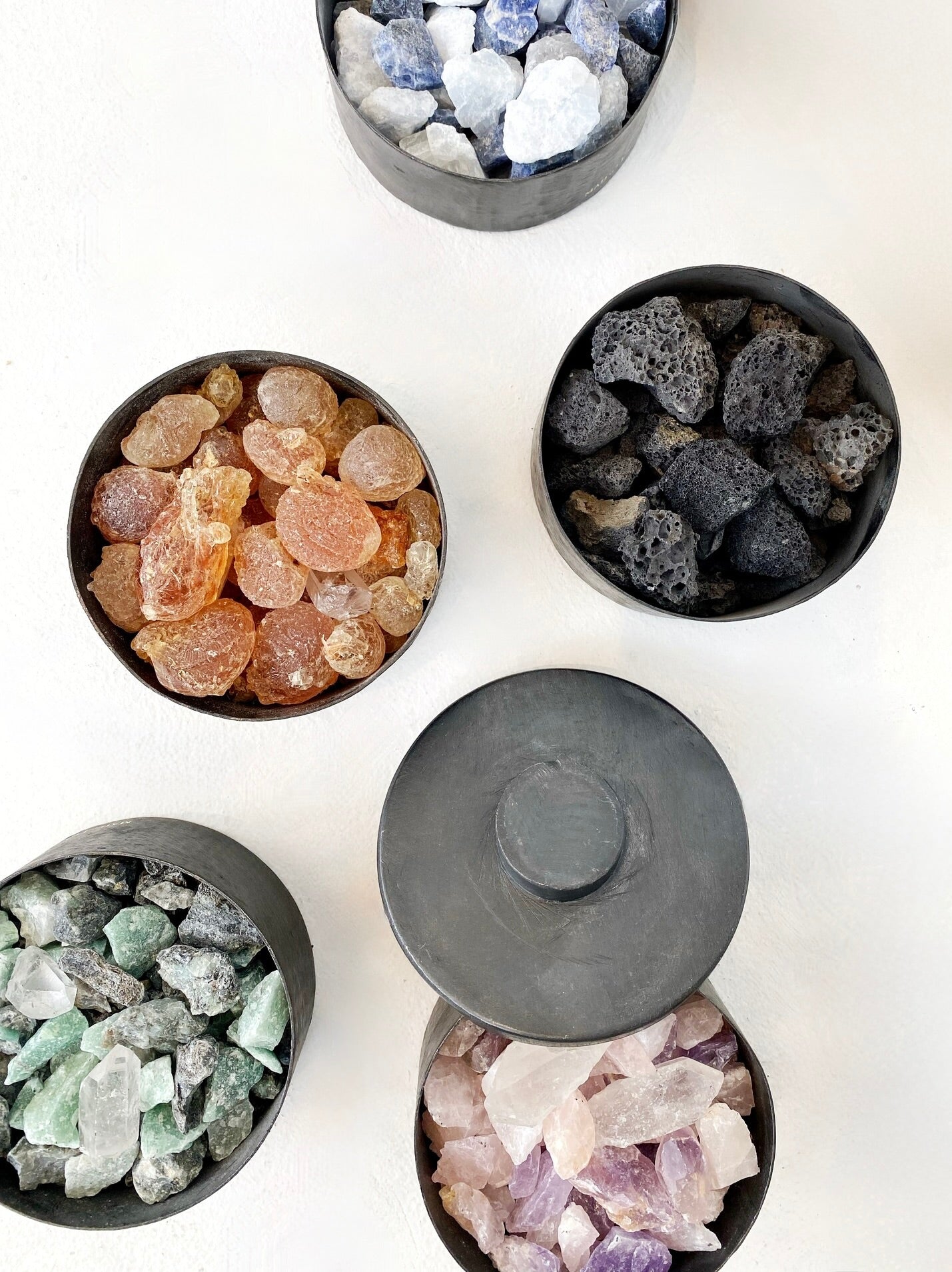 MAD_ET_LEN_PETITE_CRYSTALS_MULTI_COLOR_POTPURRI_CRYSTALS |Potpourri | Black Iron, Fine Stones | 100% Perfume |
Height 16 cm, Diameter 12 cm | Handmade in France |