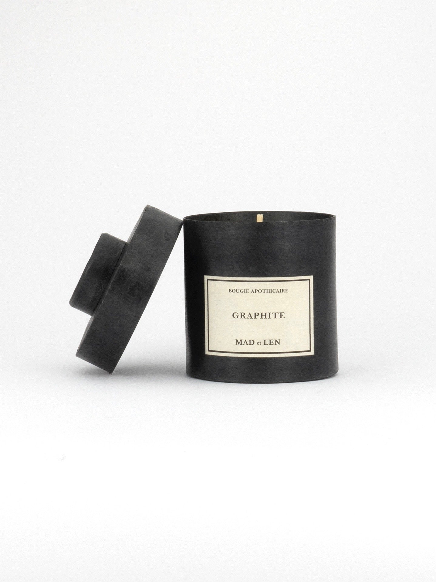 MAD ET LEN | PETITE GRAPHITE 300G CANDLE | Burning time 65 Hours | Monochrome graphite, chalk palette, and cropped wood | Black Iron, Vegetal White Wax 100% | Height 10 cm, Diameter 8 cm |
Handmade in France