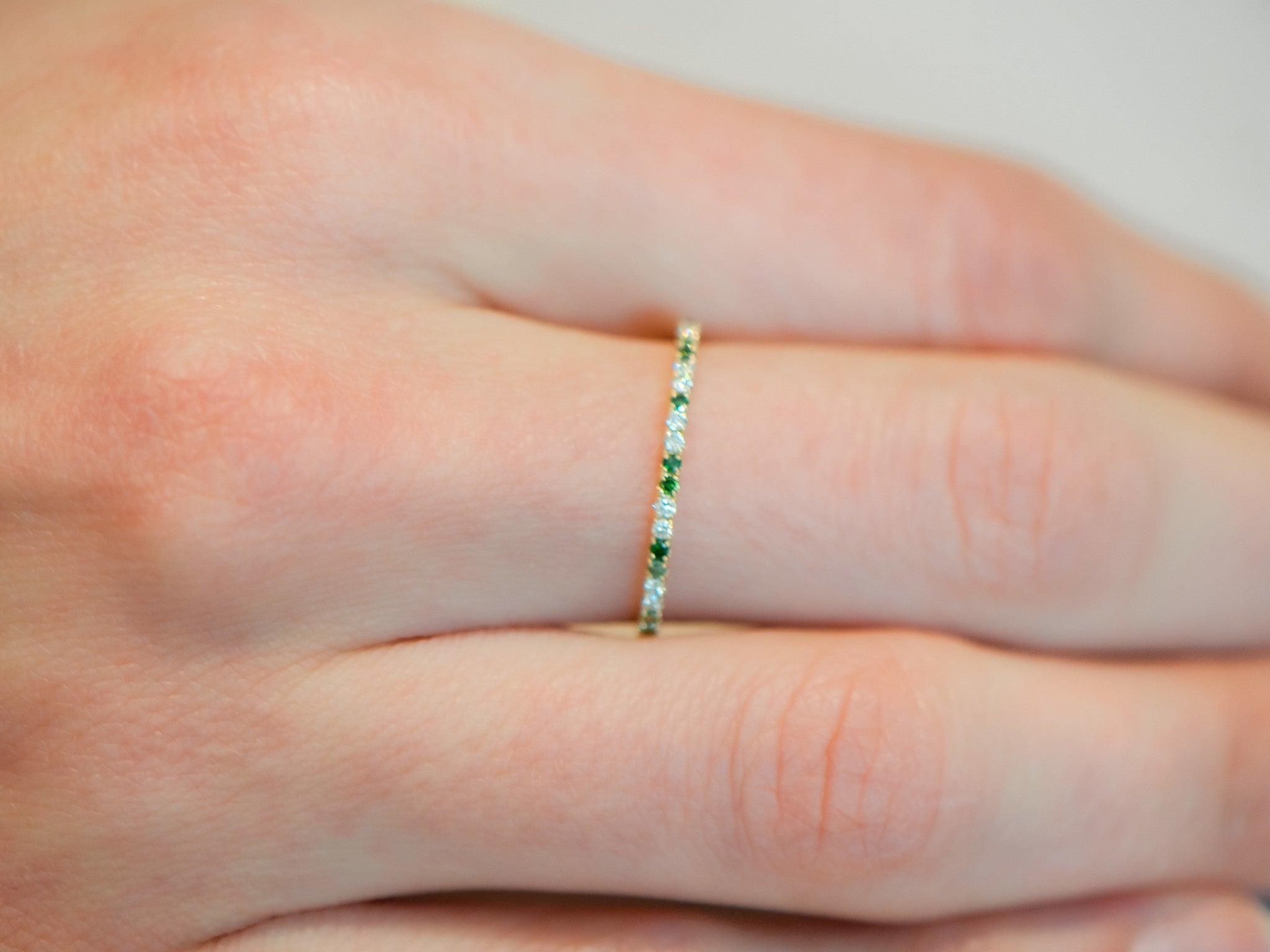 WHITE DIAMOND AND GREEN DIAMOND THREAD RING - SIZE 6