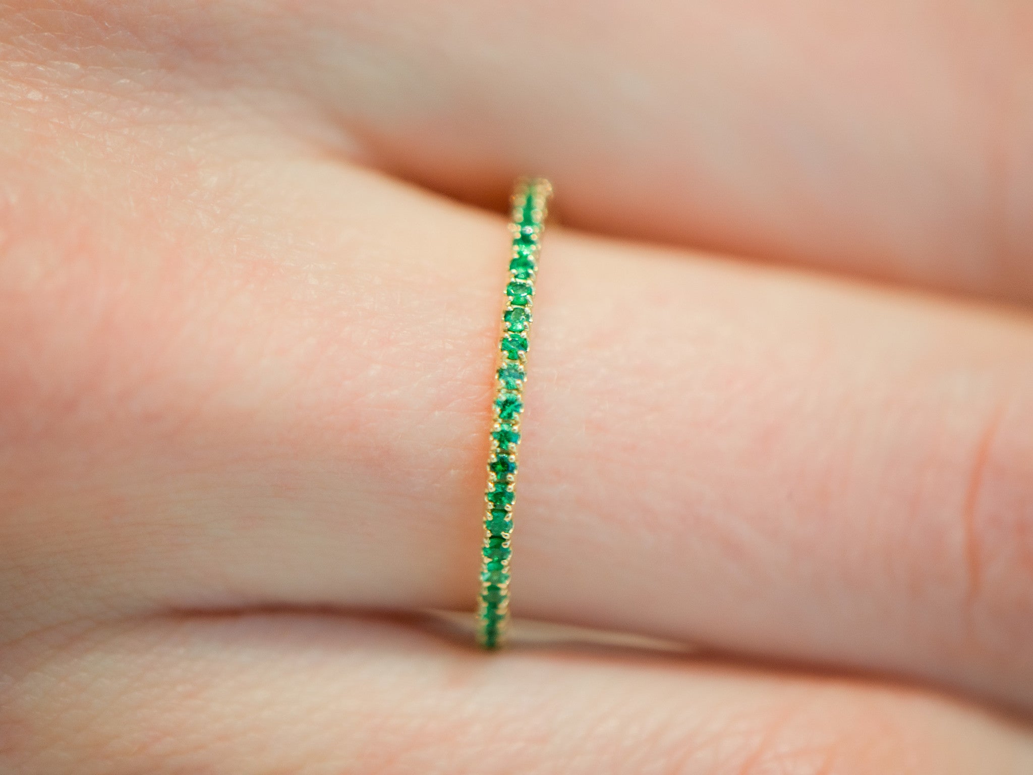 TSAVORITES & YELLOW GOLD THREAD RING - SIZE 6