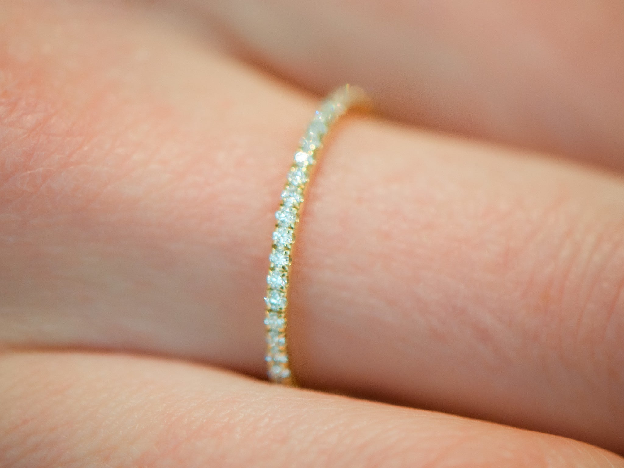 WHITE DIAMOND & YELLOW GOLD THREAD RING