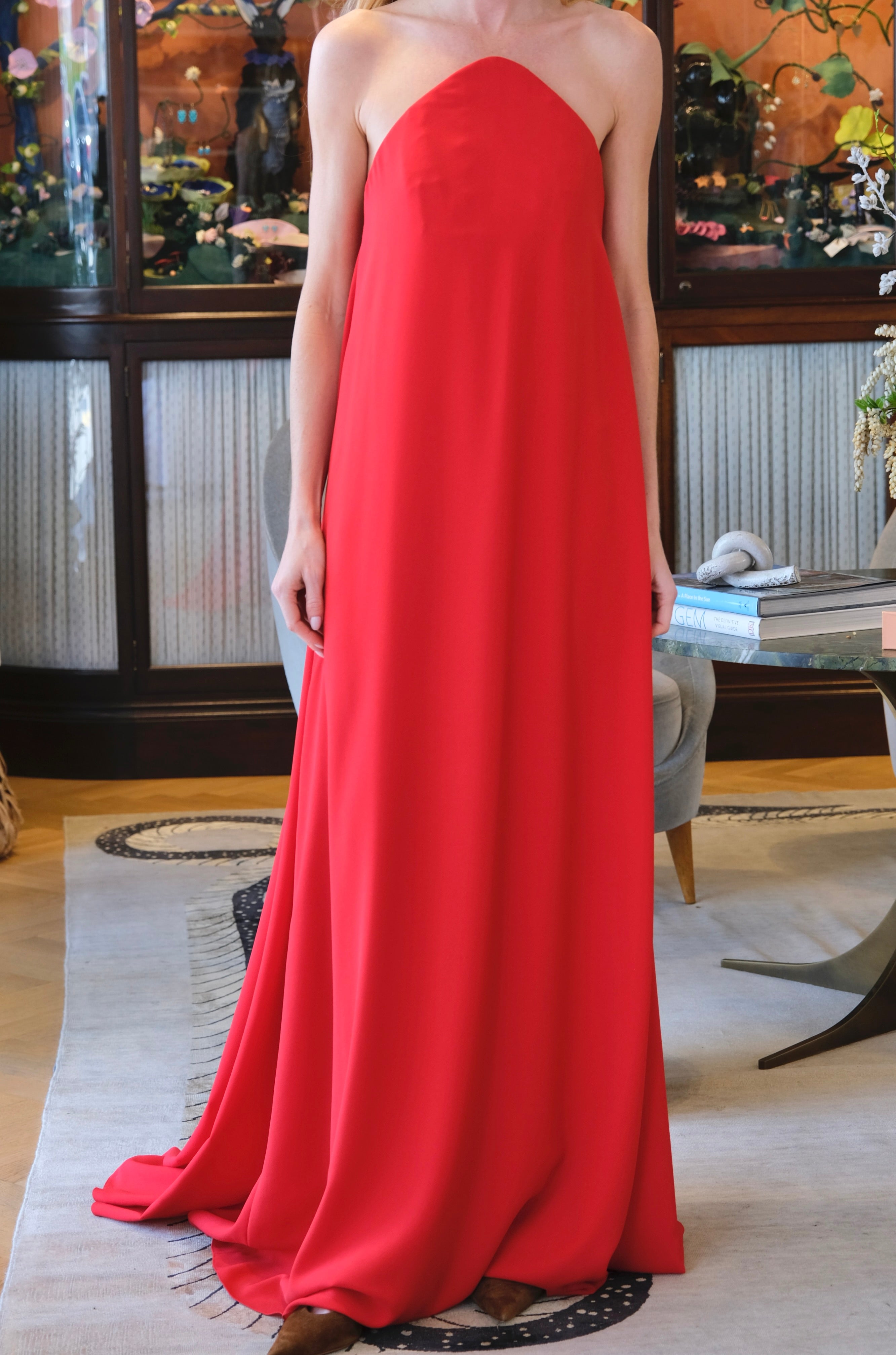 CAROLINA HERRERA | STRAPLESS CURVED NECK GOWN