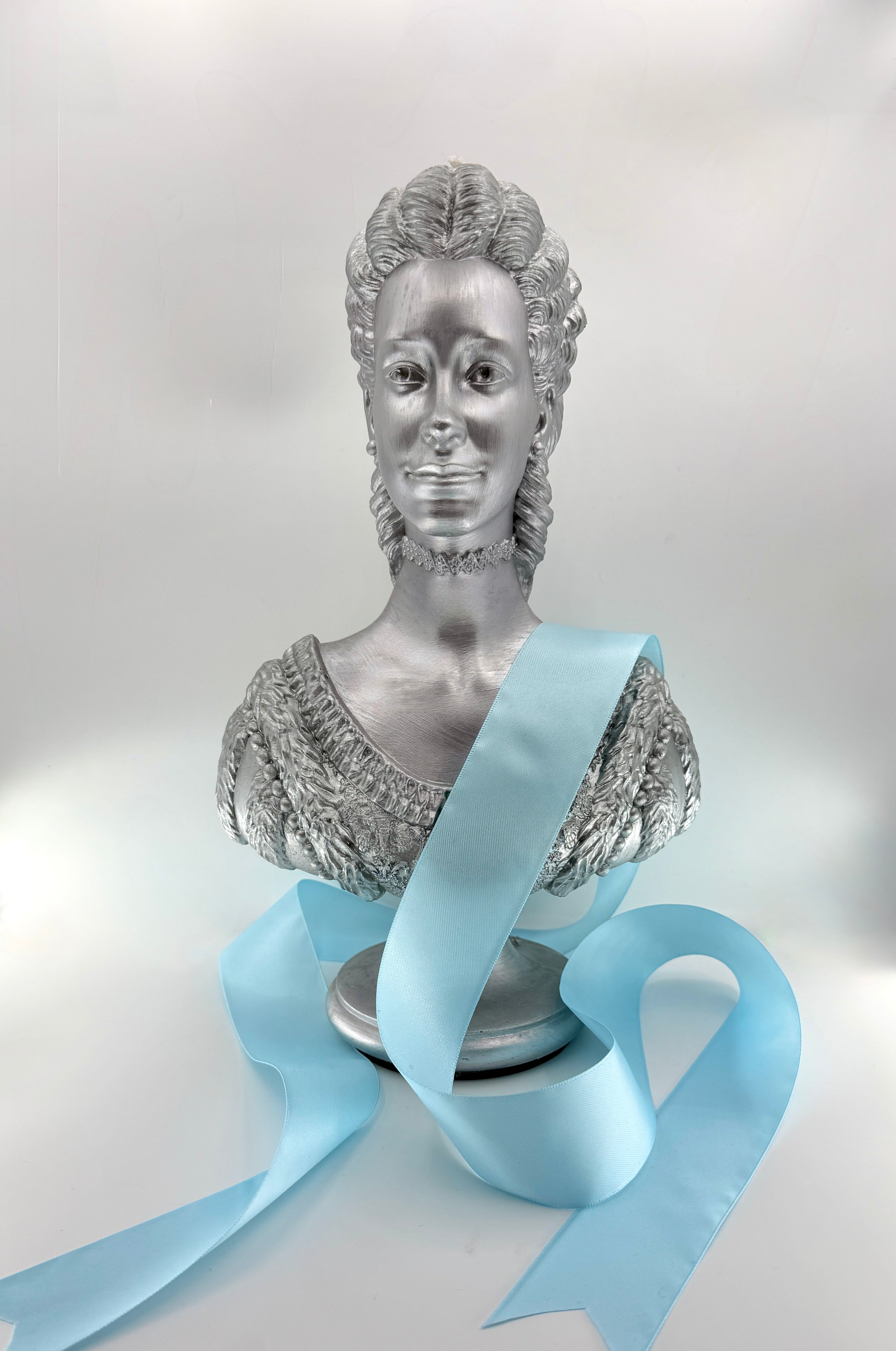 CAPITOL EXCLUSIVE QUEEN CHARLOTTE CANDLE