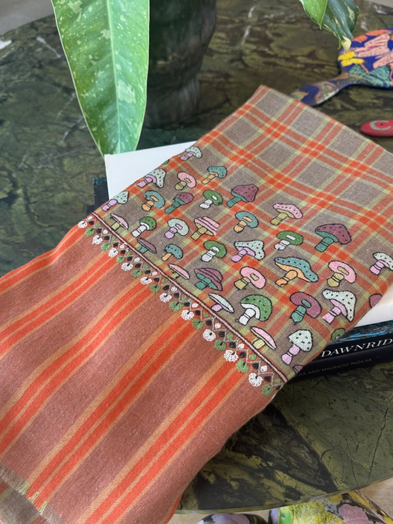 YASER | PLAID MUSHROOM BORDER SHAWL