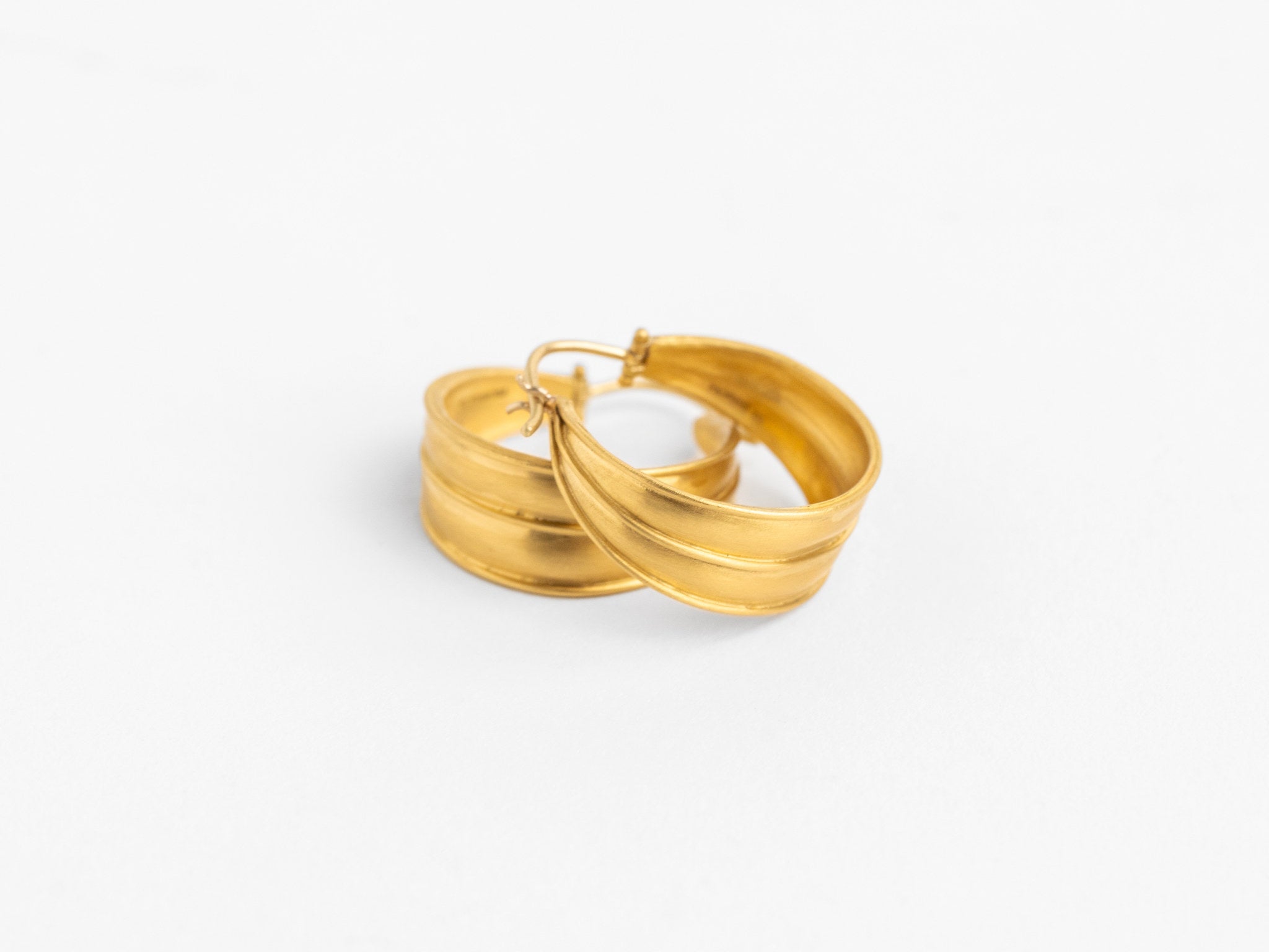 HINGED LAUREL HOOP EARRINGS