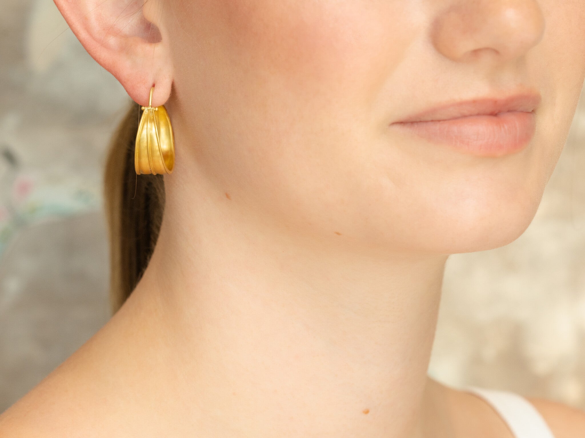 HINGED LAUREL HOOP EARRINGS