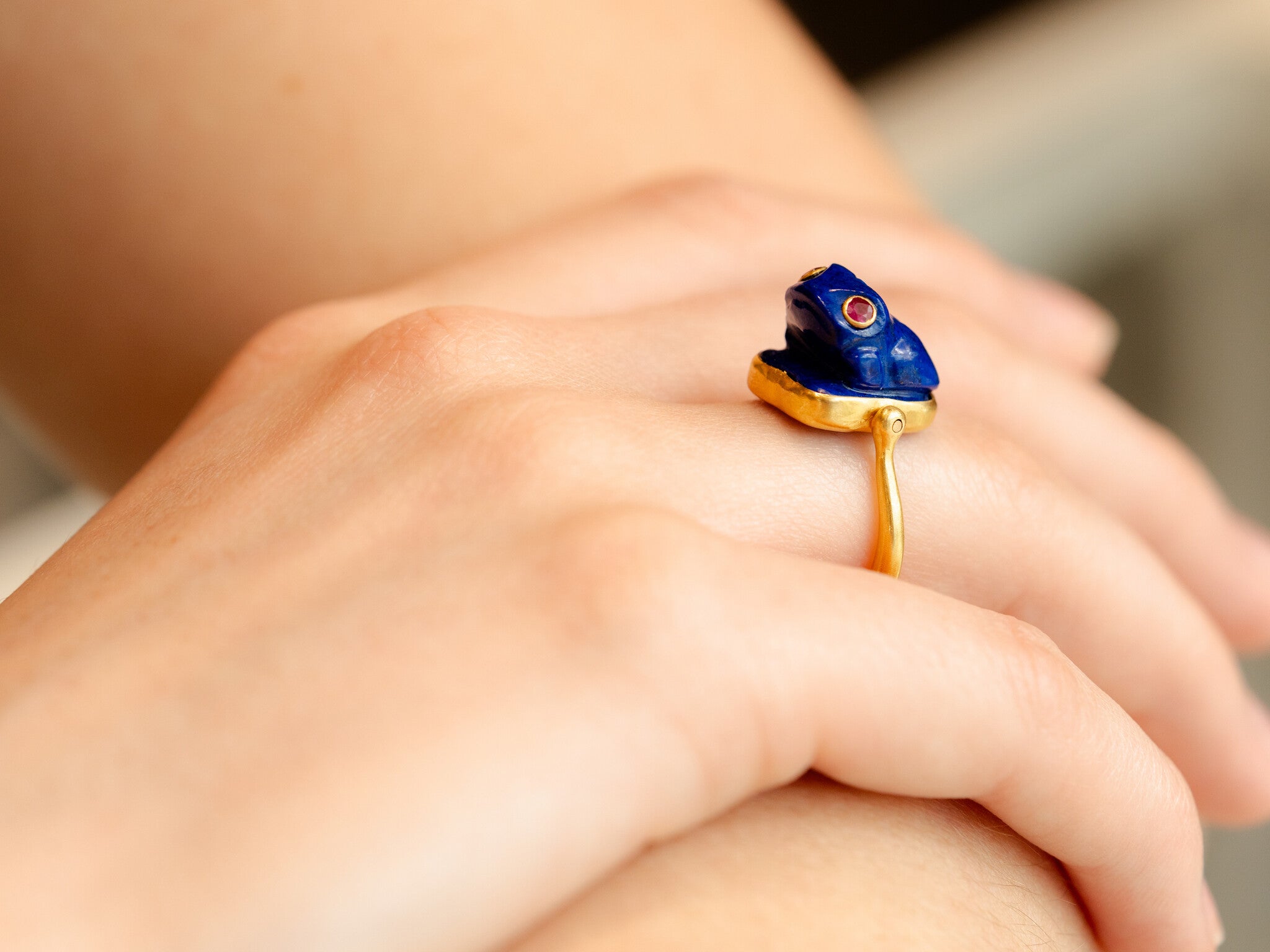 LAPIS FROG RING WITH RUBY EYES